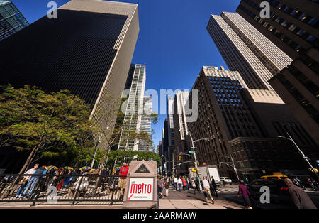 Vista dei massicci edifici nel centro cittadino di Manhattan dal livello della strada - 1221 Avenue of Americas Foto Stock