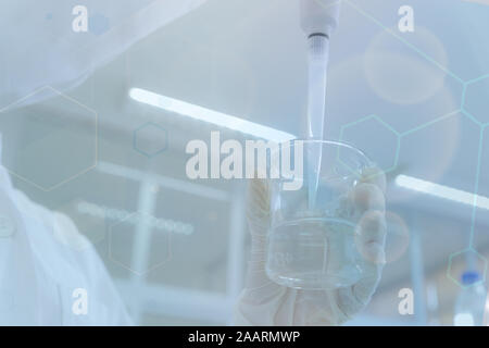 Giovane donna scienziato fare esperimenti in laboratorio, primo piano Foto Stock