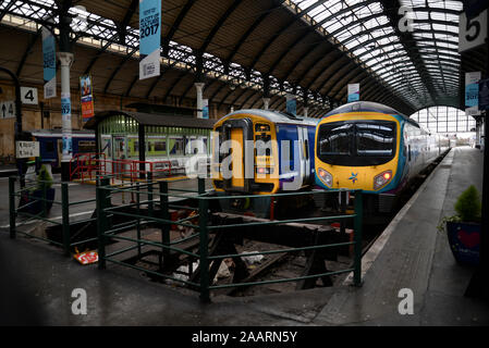 Piattaforme ferroviarie in Hull Paragon interscambio, parte di un sistema integrato di treni e autobus il mozzo. Kingston upon Hull, Inghilterra Foto Stock