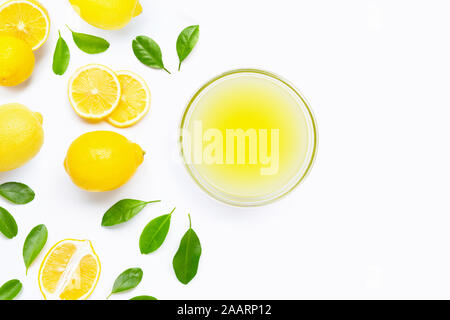 Limone fresco con coppa di spremuta di succo di limone su sfondo bianco. Spazio di copia Foto Stock