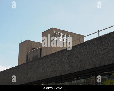 LONDON, Regno Unito - CIRCA NEL SETTEMBRE 2019: IBM iconico nuova architettura brutalist landmark progettato da Sir Denys Lasdun Foto Stock