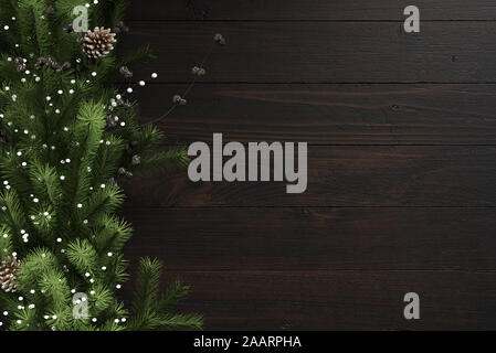 Albero di Natale decorato rami su sfondo scuro Foto Stock