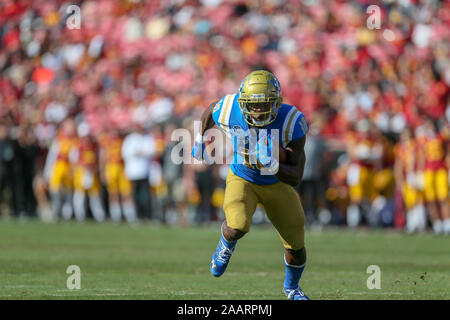 UCLA Bruins running back Demetric Felton (10) durante l'UCLA Bruins vs USC Trojans del gioco del calcio presso la United Airlines campo presso il Los Angeles Memorial Coliseum di sabato 23 novembre, 2019 (foto di Jevone Moore) Foto Stock