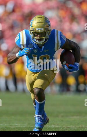 UCLA Bruins running back Demetric Felton (10) acceso durante la UCLA Bruins vs USC Trojans del gioco del calcio presso la United Airlines campo presso il Los Angeles Memorial Coliseum di sabato 23 novembre, 2019 (foto di Jevone Moore) Foto Stock