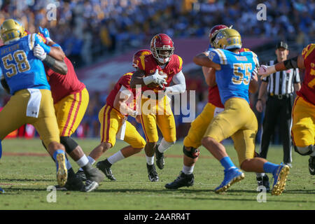 USC Trojans running back Stephen Carr (7) durante la UCLA Bruins vs USC Trojans del gioco del calcio presso la United Airlines campo presso il Los Angeles Memorial Coliseum di sabato 23 novembre, 2019 (foto di Jevone Moore) Foto Stock