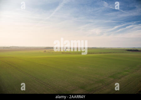 Panorama di bellissimi campi nel sud della Boemia Toscana moravo, Repubblica ceca, un bel cielo blu con Sun in serata. Foto Stock