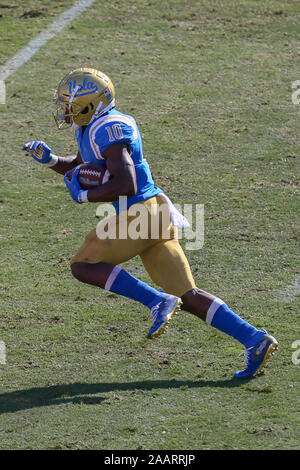 UCLA Bruins running back Demetric Felton (10) ventilatori qualche camera in esecuzione durante l'UCLA Bruins vs USC Trojans del gioco del calcio presso la United Airlines campo presso il Los Angeles Memorial Coliseum di sabato 23 novembre, 2019 (foto di Jevone Moore) Foto Stock