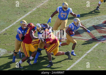 UCLA Bruins running back Kazmeir Allen (19) rompe gratuito durante la UCLA Bruins vs USC Trojans del gioco del calcio presso la United Airlines campo presso il Los Angeles Memorial Coliseum di sabato 23 novembre, 2019 (foto di Jevone Moore) Foto Stock