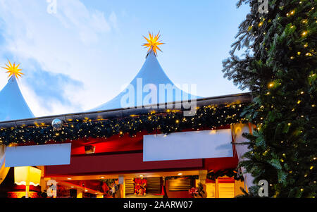 Si spegne durante la notte di Natale sul mercato invernale Gendarmenmarkt Berlin Germania reflex Foto Stock