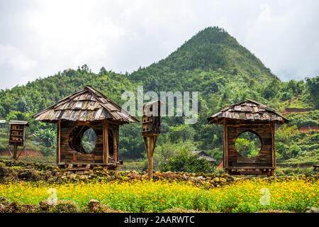 Grandi capanne di legno usato per il riposo e il sonno mentre ammirate le splendide viste dal Cat Cat villaggio nel Vietnam del Nord, vicino a Sapa Foto Stock