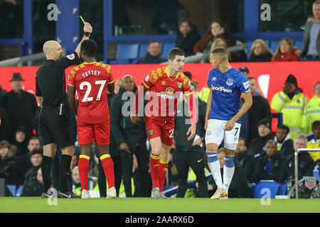 Liverpool, Regno Unito. 23 Nov, 2019. Kenny McLean di Norwich City riceve un Cartellino Giallo da arbitro anthony taylor. Premier League, Everton v Norwich City a Goodison Park di Liverpool sabato 23 novembre 2019. Questa immagine può essere utilizzata solo per scopi editoriali. Solo uso editoriale, è richiesta una licenza per uso commerciale. Nessun uso in scommesse, giochi o un singolo giocatore/club/league pubblicazioni. pic da Chris Stading/Andrew Orchard fotografia sportiva/Alamy Live news Credito: Andrew Orchard fotografia sportiva/Alamy Live News Foto Stock