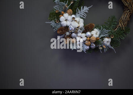 Ghirlanda di Natale di vitigni decorate con rami di abete, palle di Natale e materiali naturali, Anno Nuovo concetto Foto Stock