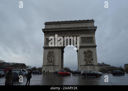 Arco di Trionfo o Triomphe, situato al centro della piazza Charles de Gaulle, piazza di Parigi Francia Foto Stock