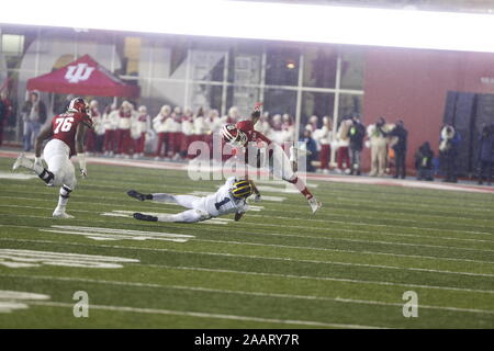 Bloomington, Indiana, Stati Uniti d'America. 23 Nov, 2019. L'Indiana Stevie Scott III (8) porta la sfera contro il Michigan University di Ambry Thomas (1) durante un collegio di NCAA Football game al Memorial Stadium di Bloomington, ind., Stati Uniti d'America. Michigan beat UI 39-14. Credito: Jeremy Hogan/Alamy Live News. Foto Stock