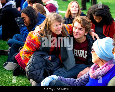 New Haven, Connecticut, Stati Uniti d'America. 23 Nov, 2019. Novembre 23, 2019: Yale Harvard sconfitto in doppio lavoro straordinario 50-43, in un contesto segnato da un ''combustibile fossile'' protesta. Essa era al tempo di emisaturazione del 136Ivy League riunione come "it-NELL'' ha avuto luogo il 50-cantiere in linea Reese Stadium di New Haven, Connecticut. Dan HearyEclipse SportswireCSM/Alamy Live News Foto Stock