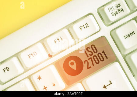 La scrittura della nota mostra Iso 27001. Il concetto di business per la specifica per la sicurezza delle informazioni sistema analysisagement White tastiera PC con nota pape Foto Stock