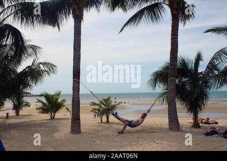 Uomo relax su amaca sulla spiaggia in Koh Samui Thailandia Foto Stock