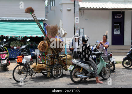 L'uomo vendere spazzole in Koh Samui Thailandia Foto Stock