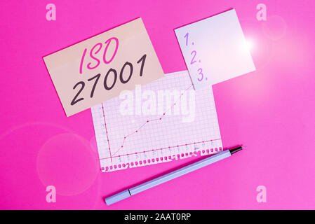 La scrittura della nota mostra Iso 27001. Il concetto di business per la specifica per la sicurezza delle informazioni sistema analysisagement fissa e nota la matematica di carta s Foto Stock