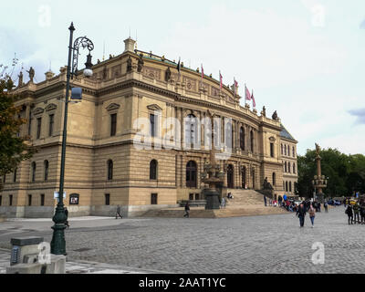 Praga, Repubblica ceca ottobre, 10, 2017: esterno vista obliqua dell'edificio Rudolfinum a Praga Foto Stock