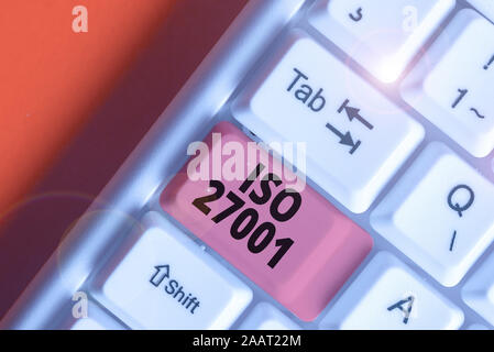La scrittura della nota mostra Iso 27001. Il concetto di business per la specifica per la sicurezza delle informazioni sistema analysisagement Foto Stock