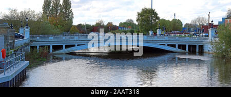 Acqua alta a Bridgefoot Warrington ott 2019, WA1 1WA - alta marea e le inondazioni del fiume Mersey Crossing, Cheshire, North West England, Regno Unito Foto Stock