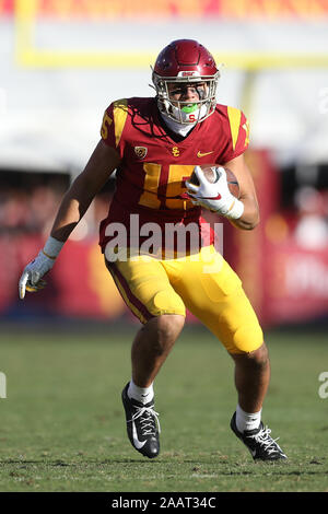 Los Angeles, CA, Stati Uniti d'America. 23 Nov, 2019. Novembre 23, 2019: USC Trojans wide receiver Drake Londra (15) corre per un primo verso il basso dopo un fermo durante il gioco tra la UCLA Bruins e l'USC Trojans presso il Los Angeles Memorial Coliseum di Los Angeles, CA. Credito: Pietro Joneleit/ZUMA filo/Alamy Live News Foto Stock