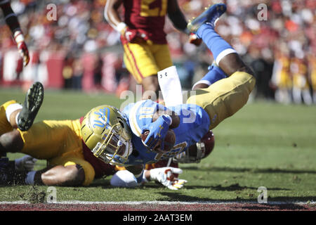 Los Angeles, CA, Stati Uniti d'America. 23 Nov, 2019. Novembre 23, 2019: UCLA Bruins running back Demetric Felton (10) immersioni per la zona di estremità di segnare un touchdown nel primo semestre durante il gioco tra la UCLA Bruins e l'USC Trojans presso il Los Angeles Memorial Coliseum di Los Angeles, CA. Credito: Pietro Joneleit/ZUMA filo/Alamy Live News Foto Stock