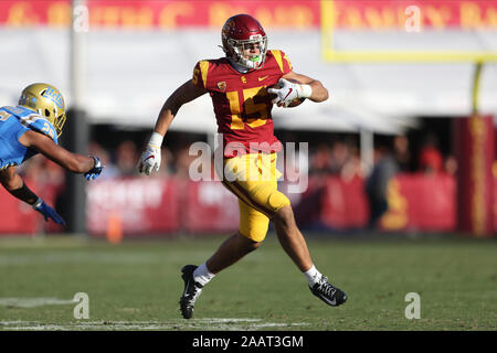 Los Angeles, CA, Stati Uniti d'America. 23 Nov, 2019. Novembre 23, 2019: USC Trojans wide receiver Drake Londra (15) viene eseguita dopo la cattura e di rompere un affrontare durante il gioco tra la UCLA Bruins e l'USC Trojans presso il Los Angeles Memorial Coliseum di Los Angeles, CA. Credito: Pietro Joneleit/ZUMA filo/Alamy Live News Foto Stock