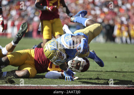 Los Angeles, CA, Stati Uniti d'America. 23 Nov, 2019. Novembre 23, 2019: UCLA Bruins running back Demetric Felton (10) immersioni per la zona di estremità di segnare un touchdown nel primo semestre durante il gioco tra la UCLA Bruins e l'USC Trojans presso il Los Angeles Memorial Coliseum di Los Angeles, CA. Credito: Pietro Joneleit/ZUMA filo/Alamy Live News Foto Stock