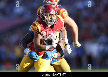 Los Angeles, CA, Stati Uniti d'America. 23 Nov, 2019. Novembre 23, 2019: USC Trojans running back Vavae Malepeai (29) precipita con la palla come lui è affrontato forma dietro durante il gioco tra la UCLA Bruins e l'USC Trojans presso il Los Angeles Memorial Coliseum di Los Angeles, CA. Credito: Pietro Joneleit/ZUMA filo/Alamy Live News Foto Stock