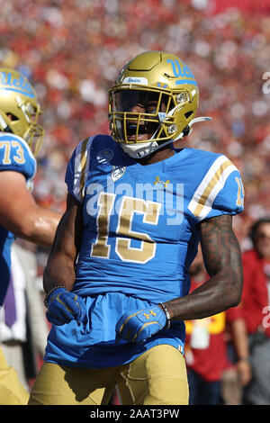 Los Angeles, CA, Stati Uniti d'America. 23 Nov, 2019. Novembre 23, 2019: UCLA Bruins wide receiver Jaylen Erwin (15) celebra la sua lunga corsa durante il gioco tra la UCLA Bruins e l'USC Trojans presso il Los Angeles Memorial Coliseum di Los Angeles, CA. Credito: Pietro Joneleit/ZUMA filo/Alamy Live News Foto Stock