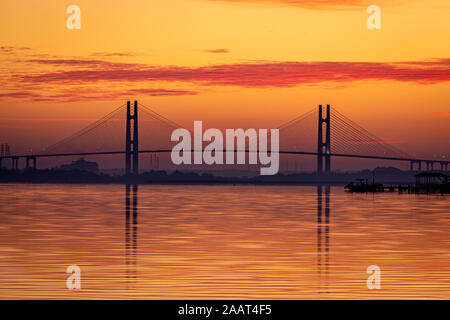 Ponte all'alba Foto Stock