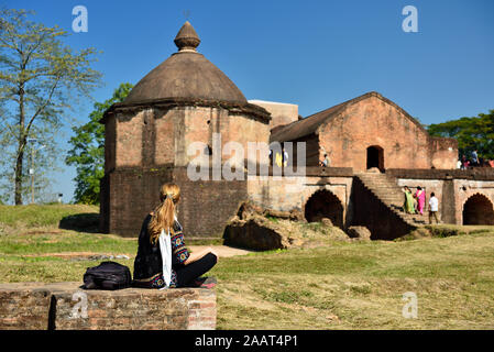 India, Assam, turistico cerca su Talatal Ghar grandiosi esempi di Tai architettura Ahom situato vicino la città di Sivasagar Foto Stock