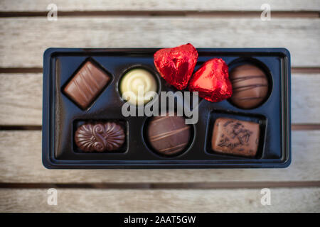 Concetto di amore: Regalo di San Valentino con cuori rossi Foto Stock