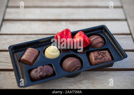 Concetto di amore: Regalo di San Valentino con cuori rossi Foto Stock