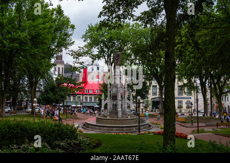 Place d' Armes, lungo la Rue Saint Louis, Quebec, Canada. Foto Stock