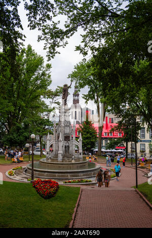 Place d' Armes, lungo la Rue Saint Louis, Quebec, Canada. Foto Stock