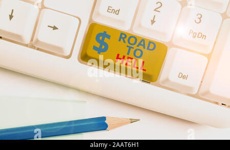 Testo della scrittura strada per l'Inferno. Foto concettuale estremamente pericoloso corridoio buio Ri Unsafe bianco viaggio tastiera PC con vuoto nota sopra carta whi Foto Stock