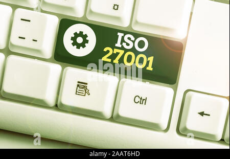La scrittura della nota mostra Iso 27001. Il concetto di business per la specifica per la sicurezza delle informazioni sistema analysisagement White tastiera PC con nota pape Foto Stock