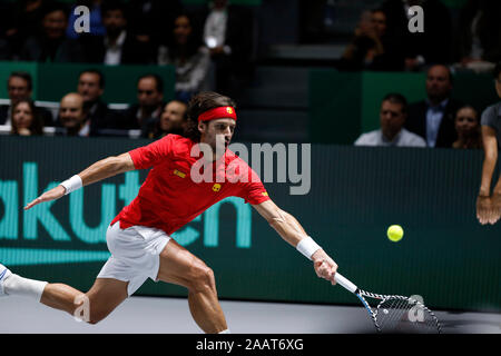 Madrid, Spagna. 23 Nov, 2019. Feliciano Lopez di Spagna svolge un diretti contro Kyle Edmund di Gran Bretagna durante le semifinali, giorno 6 del 2019 Davis Cup presso la Caja Magica a Madrid. Credito: SOPA Immagini limitata/Alamy Live News Foto Stock