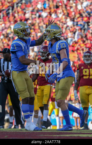 UCLA Bruins wide receiver Chase Cota (23) punteggi un touchdown e ottiene accolti da UCLA Bruins quarterback Dorian Thompson-Robinson (1) durante la UCLA Bruins vs USC Trojans del gioco del calcio presso la United Airlines campo presso il Los Angeles Memorial Coliseum di sabato 23 novembre, 2019 (foto di Jevone Moore) Foto Stock