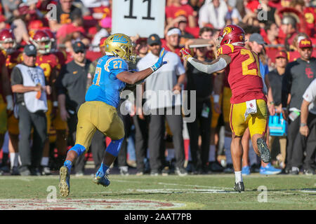 UCLA Bruins running back Joshua Kelley (27) durante l'UCLA Bruins vs USC Trojans del gioco del calcio presso la United Airlines campo presso il Los Angeles Memorial Coliseum di sabato 23 novembre, 2019 (foto di Jevone Moore) Foto Stock