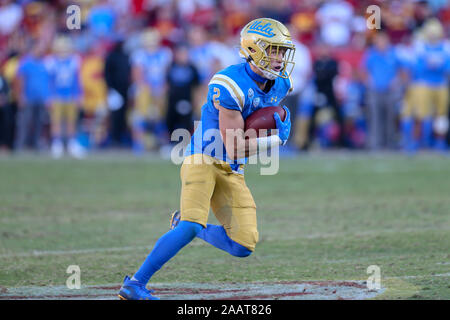 UCLA Bruins wide receiver Kyle Philips (2) durante la UCLA Bruins vs USC Trojans del gioco del calcio presso la United Airlines campo presso il Los Angeles Memorial Coliseum di sabato 23 novembre, 2019 (foto di Jevone Moore) Foto Stock