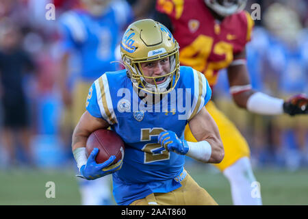 UCLA Bruins wide receiver Kyle Philips (2) durante la UCLA Bruins vs USC Trojans del gioco del calcio presso la United Airlines campo presso il Los Angeles Memorial Coliseum di sabato 23 novembre, 2019 (foto di Jevone Moore) Foto Stock