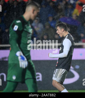 Pechino, Italia. 23 Nov, 2019. FC Juventus' Paulo Dybala celebra durante una serie di una partita di calcio tra Atalanta e Juventus FC a Bergamo, Italia, nov. 23, 2019. Credito: Alberto Lingria/Xinhua/Alamy Live News Foto Stock