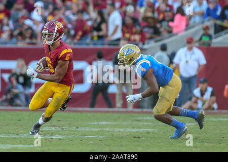 USC Trojans wide receiver Michael Pittman Jr. (6) con un dente di arresto durante la UCLA Bruins vs USC Trojans del gioco del calcio presso la United Airlines campo presso il Los Angeles Memorial Coliseum di sabato 23 novembre, 2019 (foto di Jevone Moore) Foto Stock