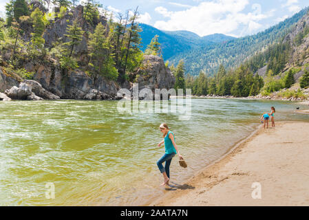 Princeton, British Columbia, Canada - 21 Giugno 2018: bambini giocano nel fiume Similkameen a Bromley Rock Parco Provinciale, una popolare spiaggia locale. Foto Stock