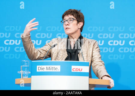 Annegret Kramp-Karrenbauer parlando del 28 ottobre 2018 durante una CDU conferenza stampa a Berlino Foto Stock