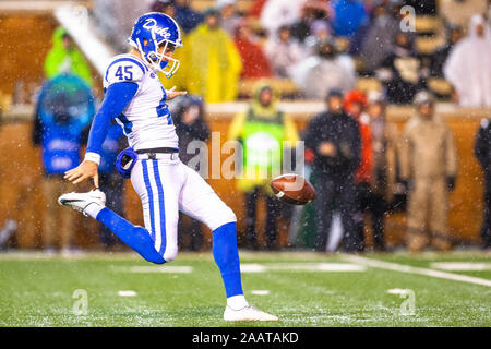 Winston-Salem, NC, Stati Uniti d'America. 23 Nov, 2019. Il duca diavoli blu punter Austin Parker (45) sterline la palla lontano nel primo trimestre dell'ACC match a BB&T Campo in Winston-Salem, NC. (Scott Kinser/Cal Sport Media). Credito: csm/Alamy Live News Foto Stock